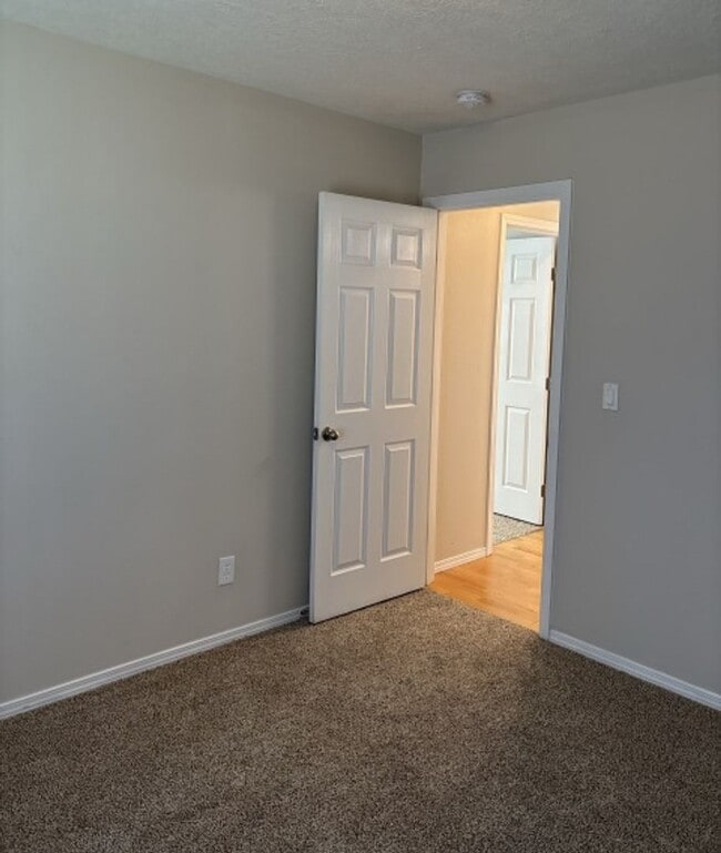 Building Photo - 3Bd/2Ba Single Story Home - Available to V...