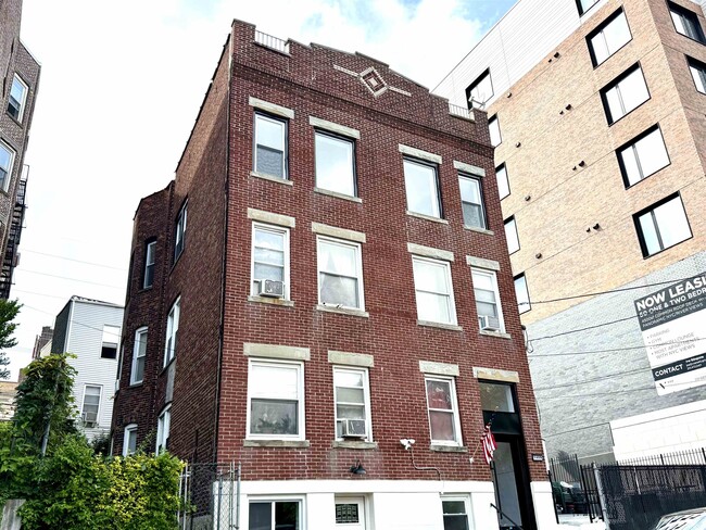 Building Photo - 1409 Manhattan Ave