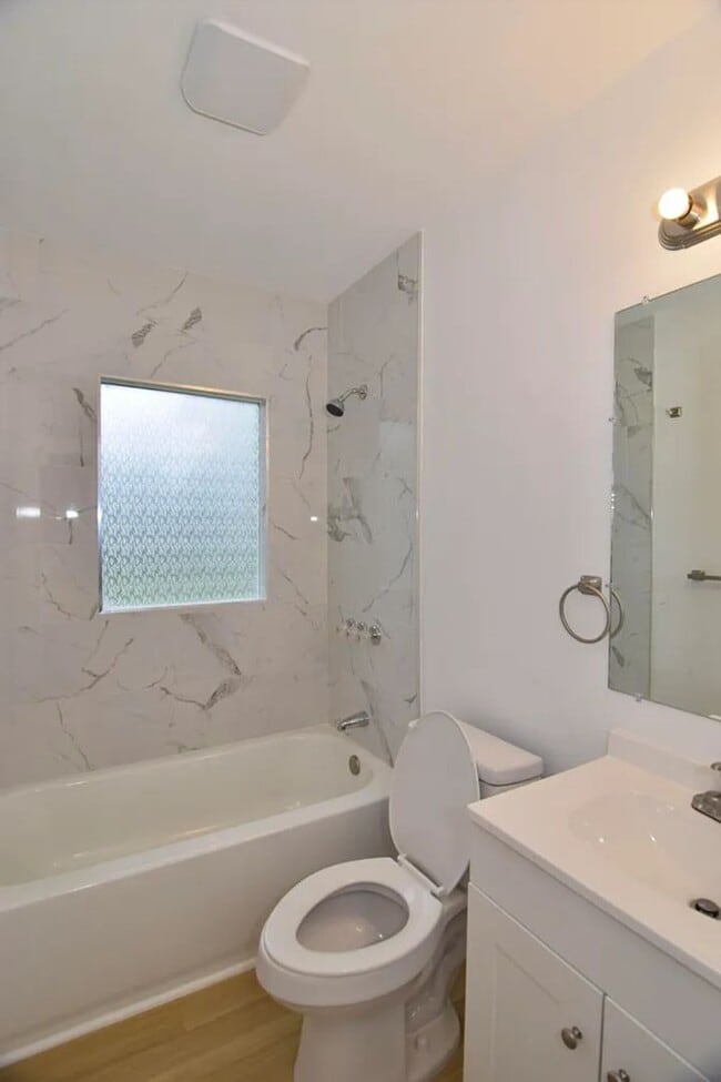 Building Photo - Thoughtfully Renovated Home in a Prime Location