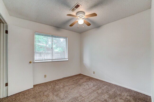 Building Photo - 4 Bed | 2 Bath | Broken Arrow | October