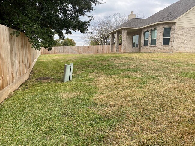Building Photo - 10918 Hillside Dr