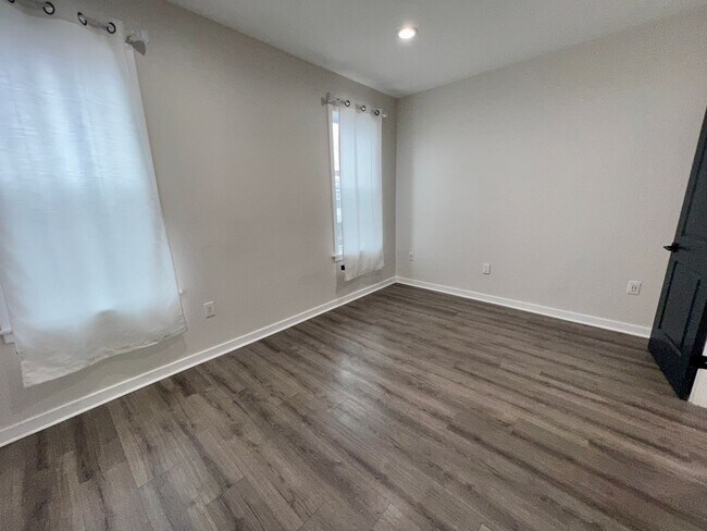 Building Photo - Newly Renovated 3-Bedroom Townhouse in Wes...