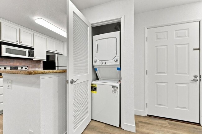 Building Photo - 2695 Somerset Park Cir