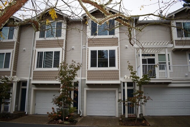 Building Photo - Gorgeous 2br/2.5ba Townhouse in Desirable ...