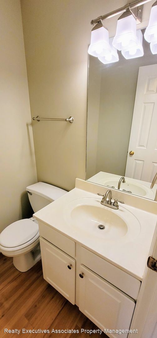 Building Photo - 3 br, 2.5 bath House - 829 Ashley Michelle...