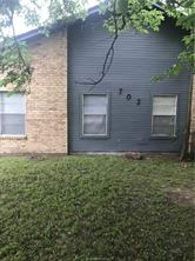 Building Photo - 702 Vassar Ct