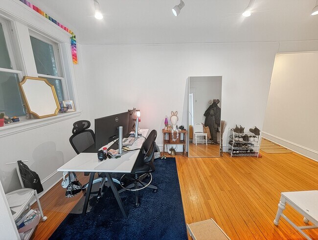 Building Photo - Very Spacious 2 BR/1 BA in Wrigleyville
