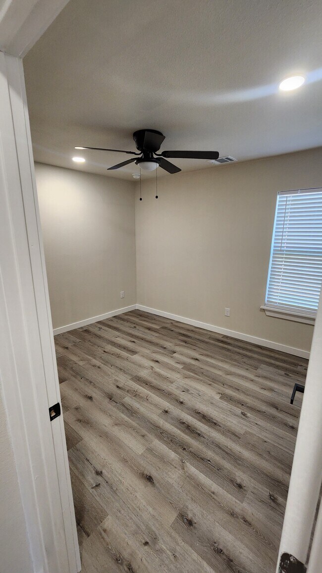 Building Photo - 237 Sendero Dr