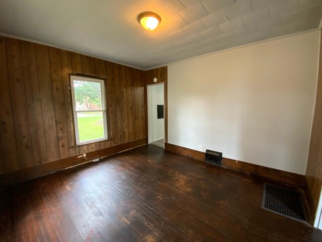 Building Photo - 1207 N Walnut St
