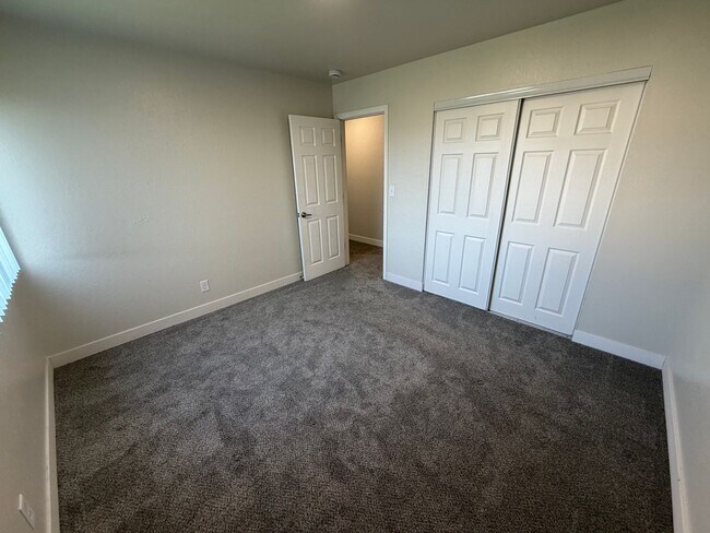 Building Photo - The Mooring, 3 bedroom, 1 bathroom - 2nd floor apartment