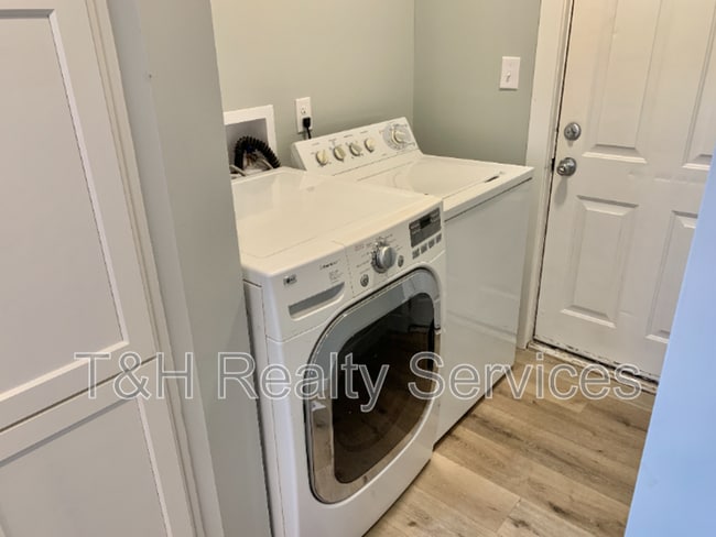 Building Photo - 6155 Broadway St