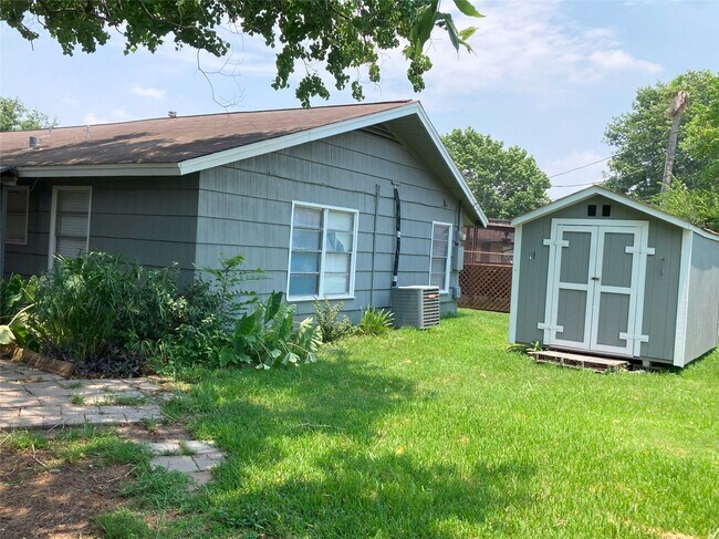 Building Photo - 1202 Dunstan Rd