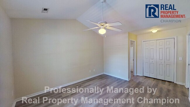 Building Photo - 3 BD/2BA Home with Fenced Back Yard in Azalea Trace - Students Welcome