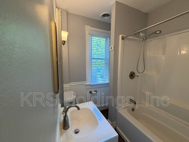 Building Photo - 1110 Park Ave