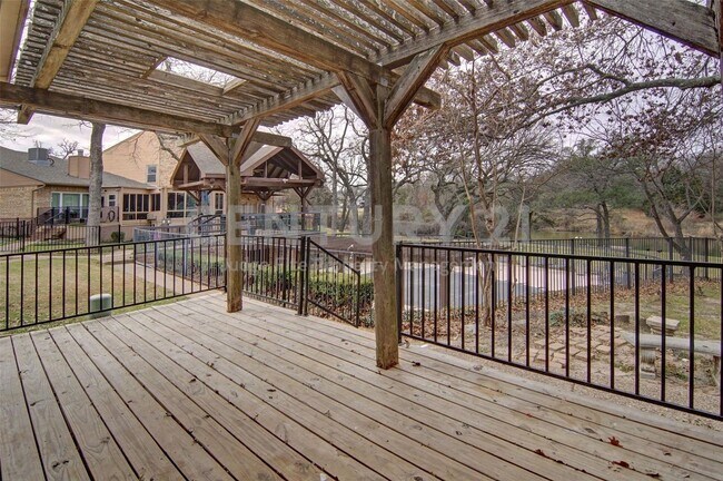Building Photo - Beautiful 3/2/2 Townhome in Weatherford Ready For Move-In!