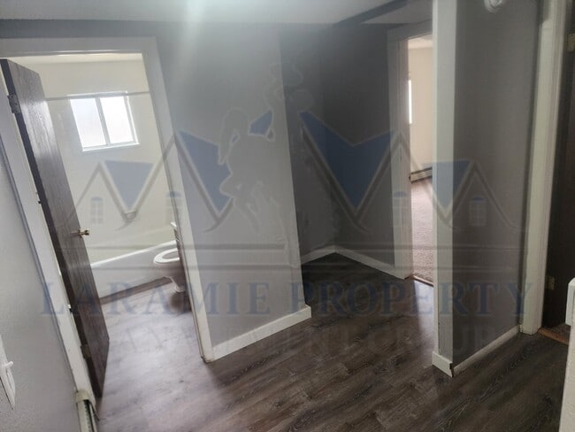 Building Photo - 2 Bed 1 1/2 Bath Townhouse Style Apartment