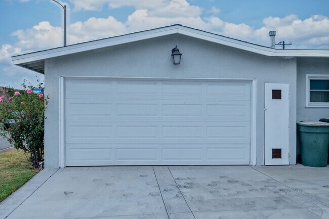 Building Photo - 2033 E Garvey Ave N