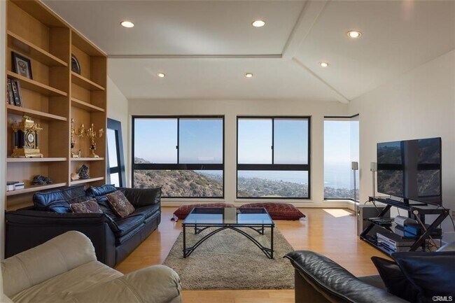 Building Photo - 1326 Skyline Dr