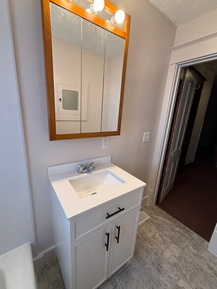 Building Photo - 315 N 10th St