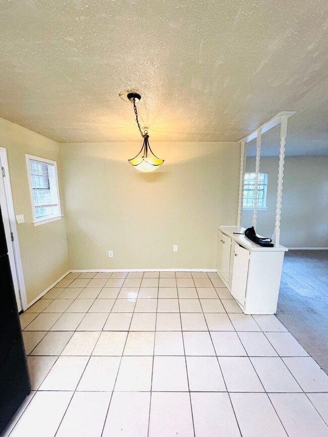 Building Photo - ** 3 Bed 1 Bath located in Chisholm ** Cal...