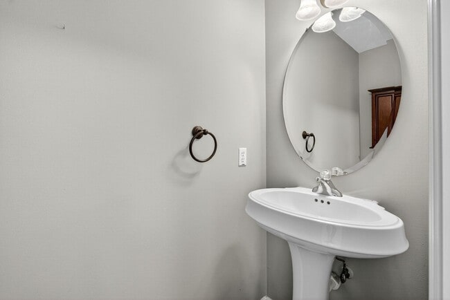 Building Photo - Spacious 3BR Townhome Across From Neighbor...