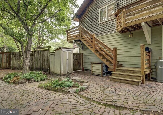 Building Photo - 1121 Tyler Ave