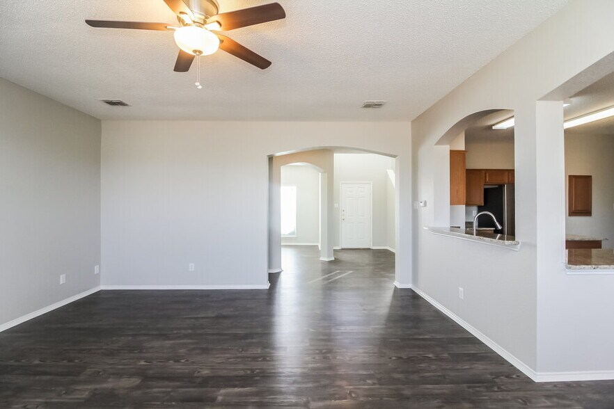 Building Photo - 505 Summertree Ln