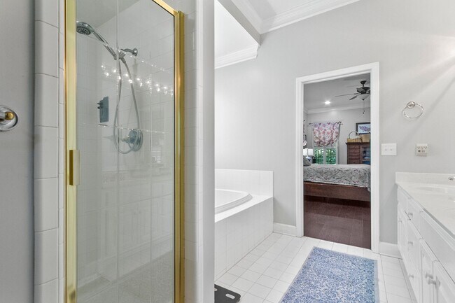 Building Photo - Beautiful 5 Bed 3.5 Bath Home! Available Summer 2026! Book Your Tour Today!