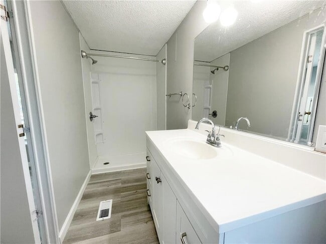 Building Photo - 566 Panther Dr