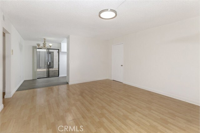 Building Photo - 914 E Elk Ave