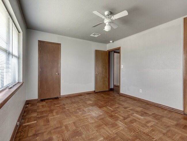 Building Photo - 1221 NE 44th St