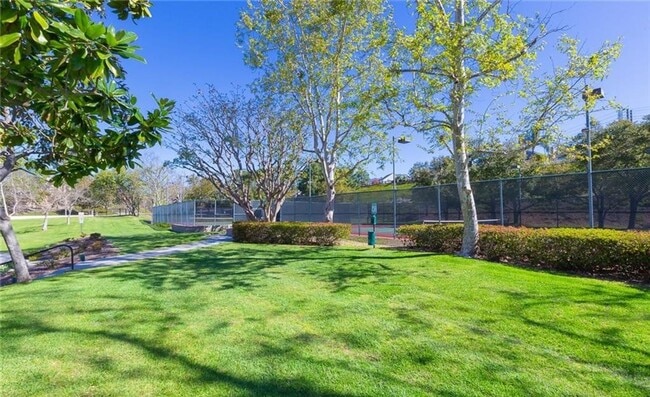 Building Photo - Beautiful 3 Bedroom Townhome near Mission ...