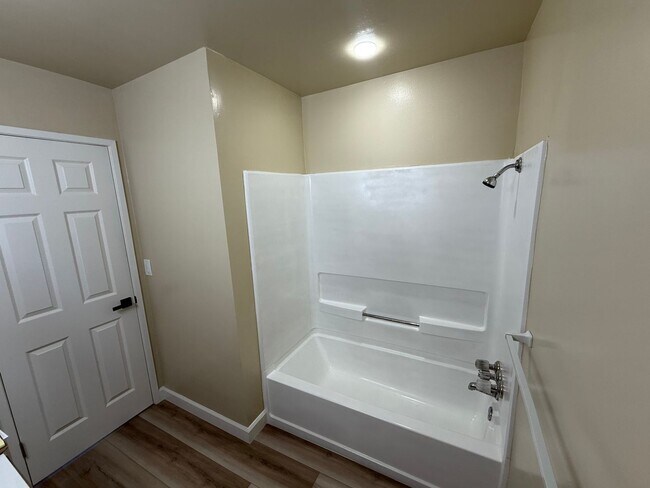 Building Photo - 1048 Mohr Ln