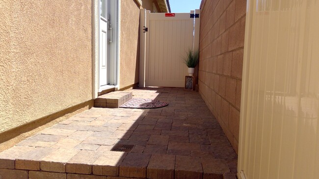 100 SF Private Cobblestone Patio 19 - 34608 Low Bench St