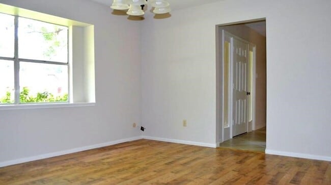 Building Photo - 135 Singleton St