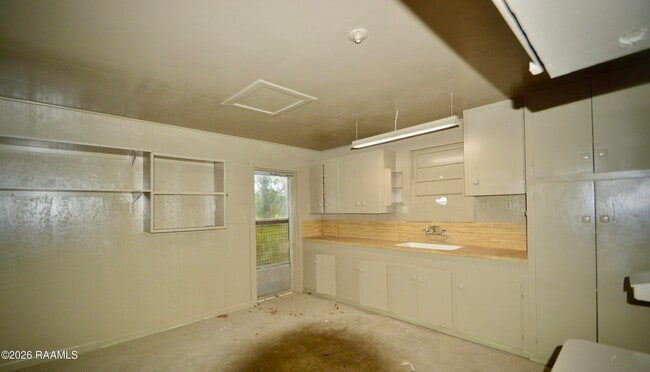 Building Photo - 2114 S Ave F