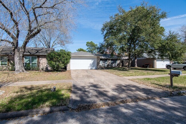 Building Photo - 16210 Cypress Point Dr