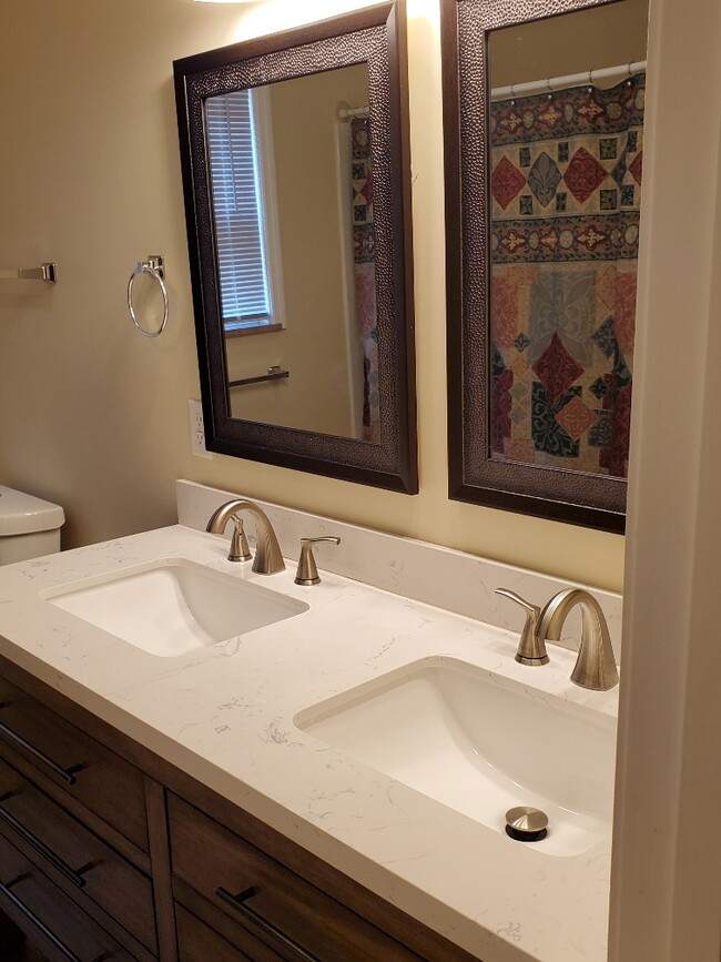 Upstairs Bathroom - 4521 Mellowood Cir