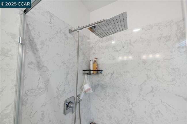 Building Photo - 300 Hideaway Ln