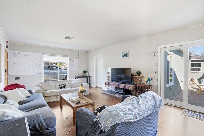 Building Photo - 811 Mission St