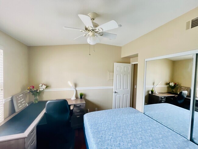 Building Photo - 3201 Aspen Grv