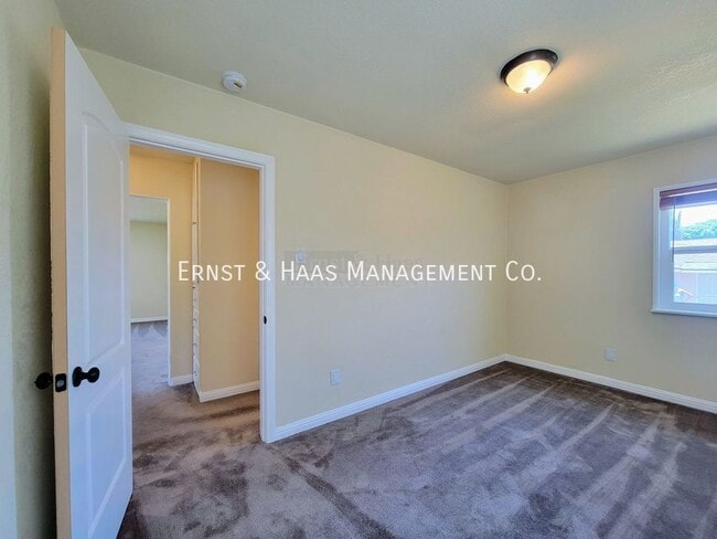 Building Photo - 15132 S Frailey Ave