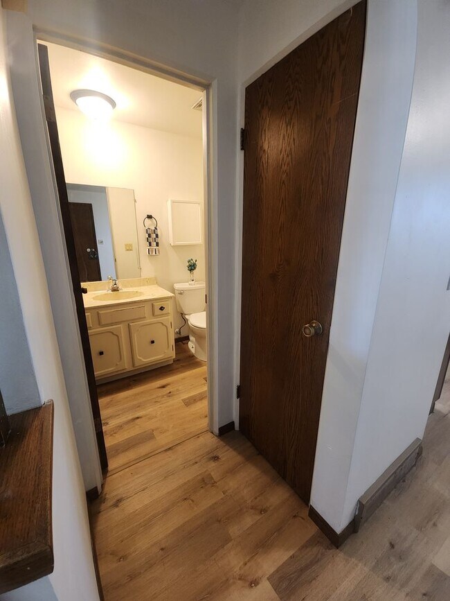 Building Photo - 706-708 N. Hawthorne Dr.