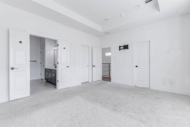 Building Photo - 334 Eastwood St