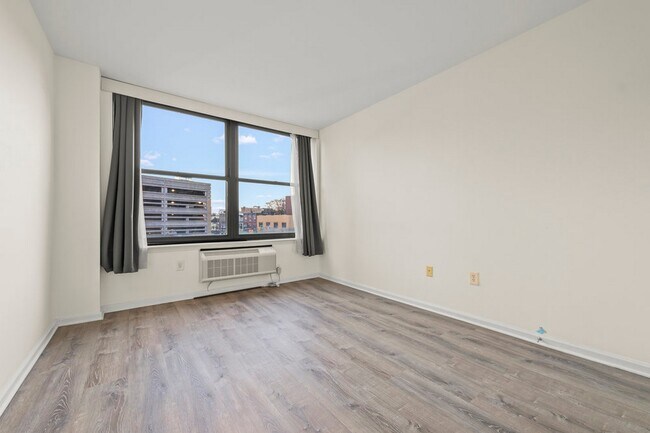 Building Photo - 102 Christopher Columbus Dr