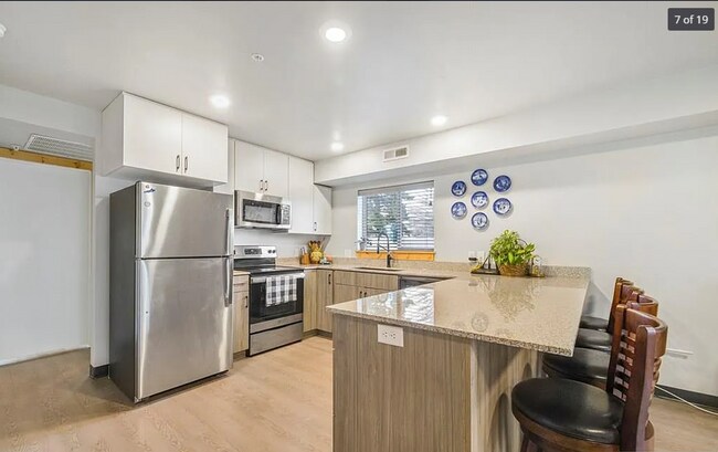 Building Photo - AWESOME 2 BED 1 BATH WITH AWESOME AMENITIE...