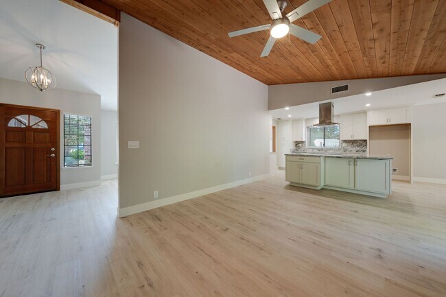 Building Photo - Bright and Stylish 4BD/2BA Home with 3 Car...