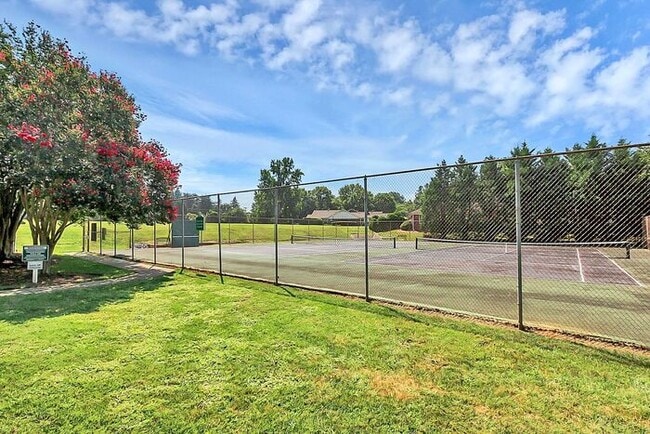 Building Photo - Spacious 2BR/2BA Condo in Prime South Charlotte Location!