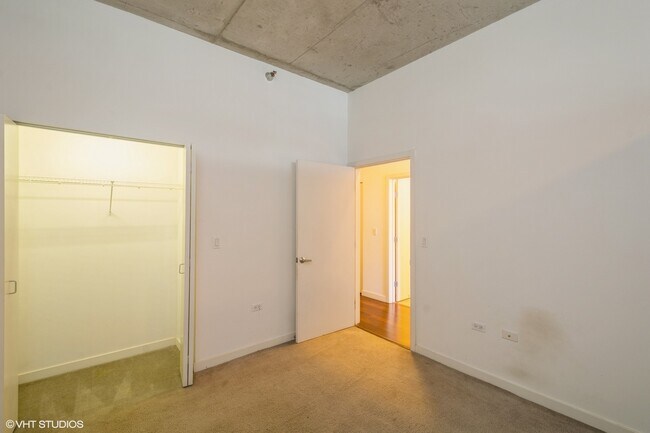Building Photo - 235 W Van Buren St