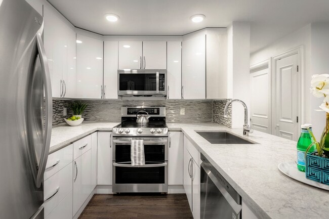 Building Photo - Spacious Condo on Main St. Bellevue!!